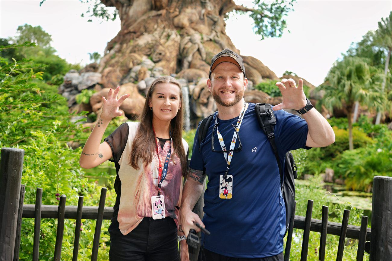 Casal em frente à Árvore da Vida, no Animal Kingdom