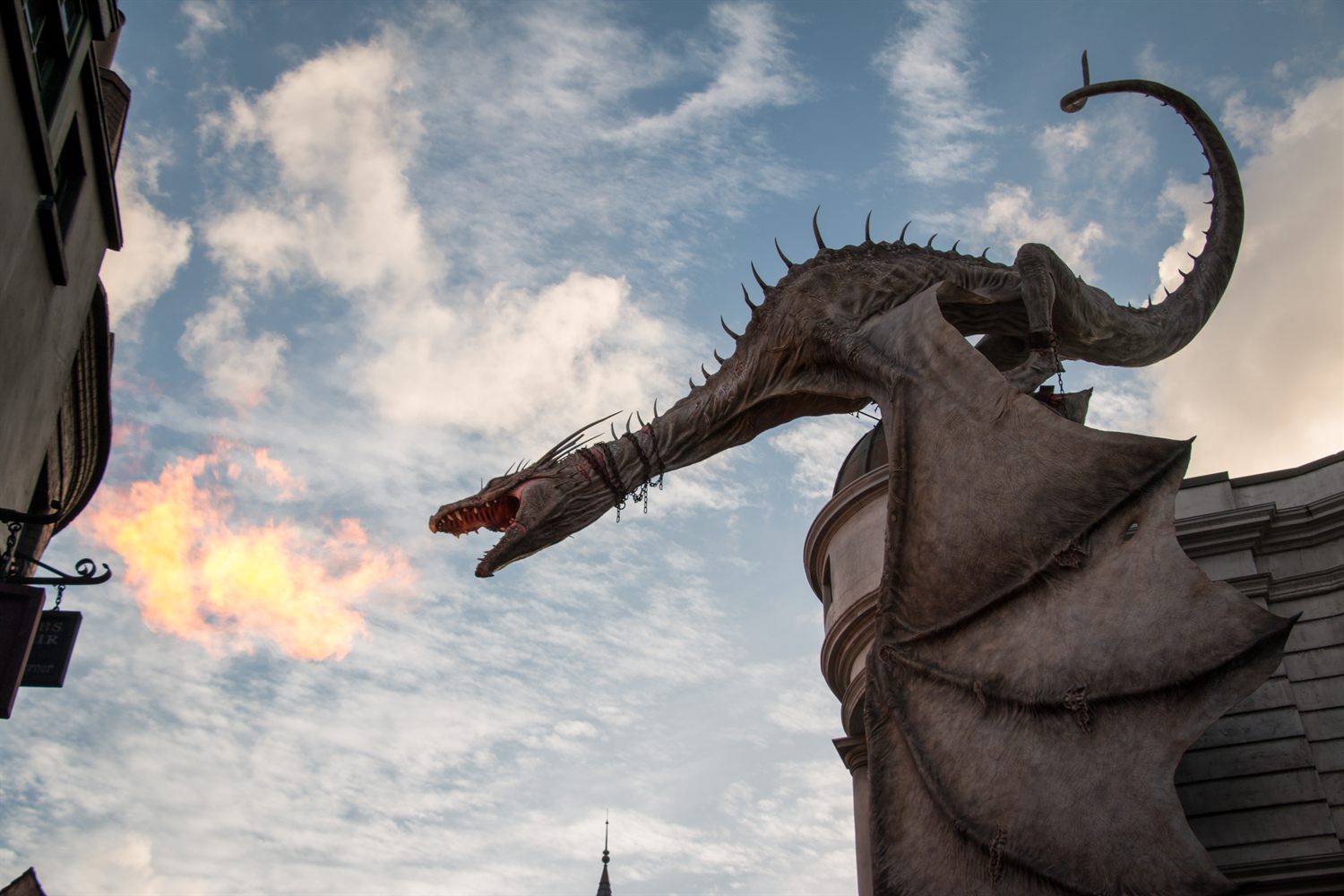 O dragão sobre o banco Gringotes, no Beco Diagonal da Universal Studios Florida, cuspindo fogo