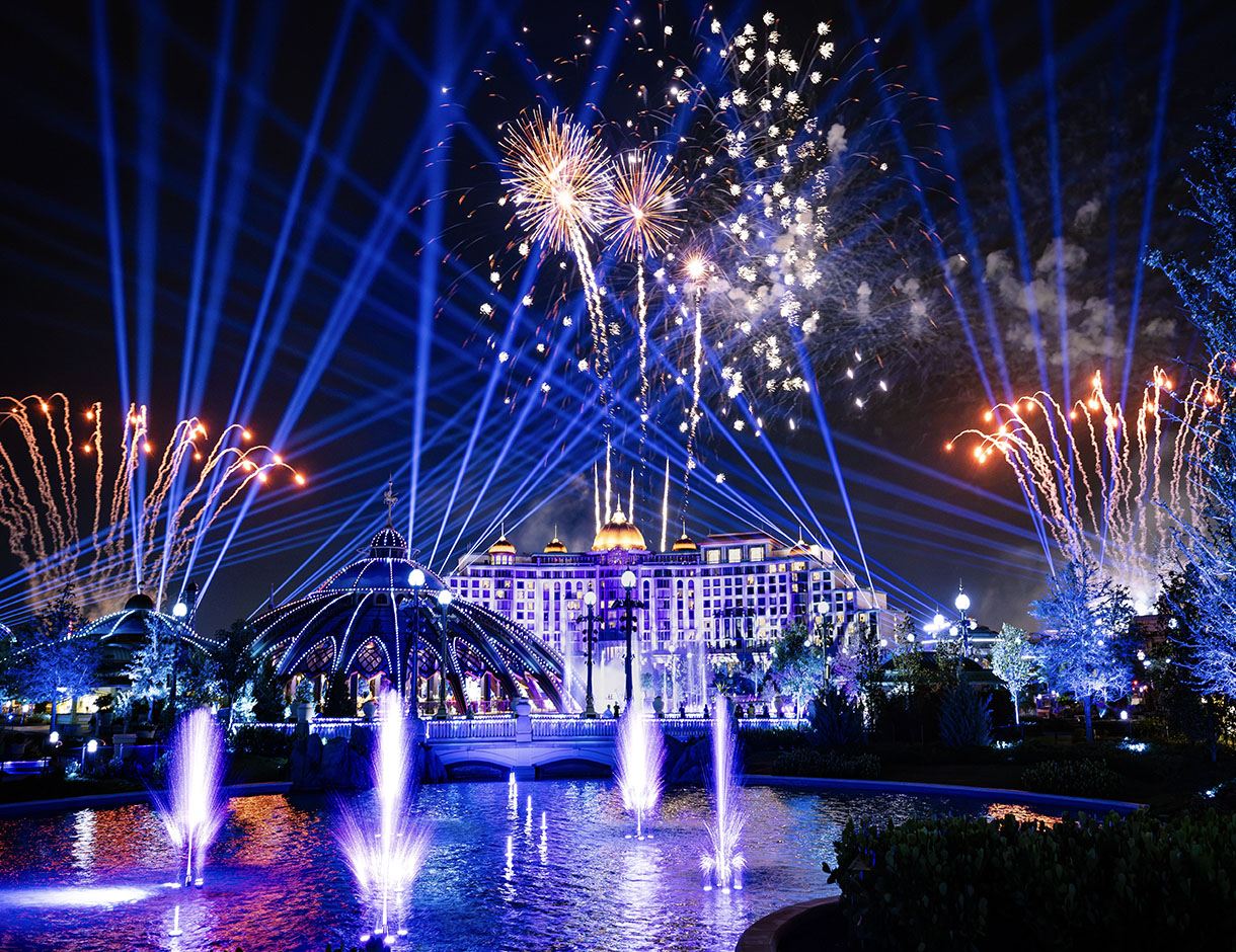 Fogos, lasers e fontes iluminadas durante o show Universal Celestial Goodnight, no Epic Universe