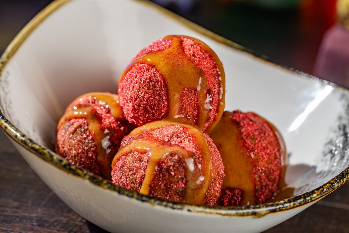 Not-So-Poison Apple Doughnuts: rosquinhas com açúcar de cider de maçã e calda de caramelo
