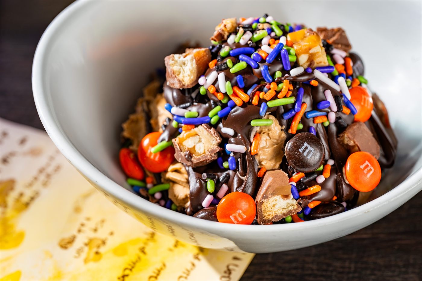 Candy Bowl Sundae: sundae de baunilha com pedaços de Snickers, Twix e M&M's da edição Halloween