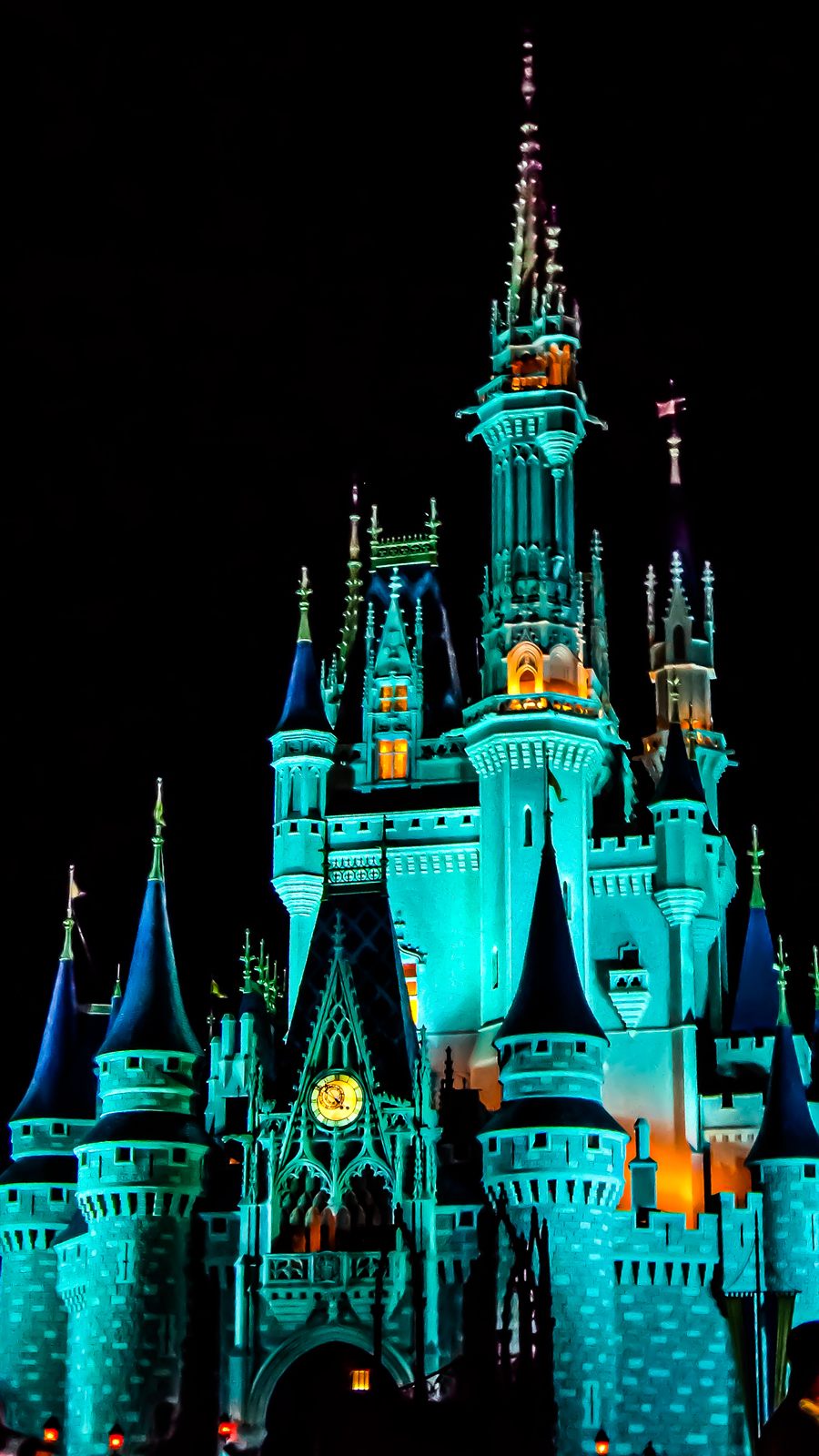 O castelo da Cinderela iluminado à noite no Magic Kingdom, palco da Mickey's Not-So-Scary Halloween Party
