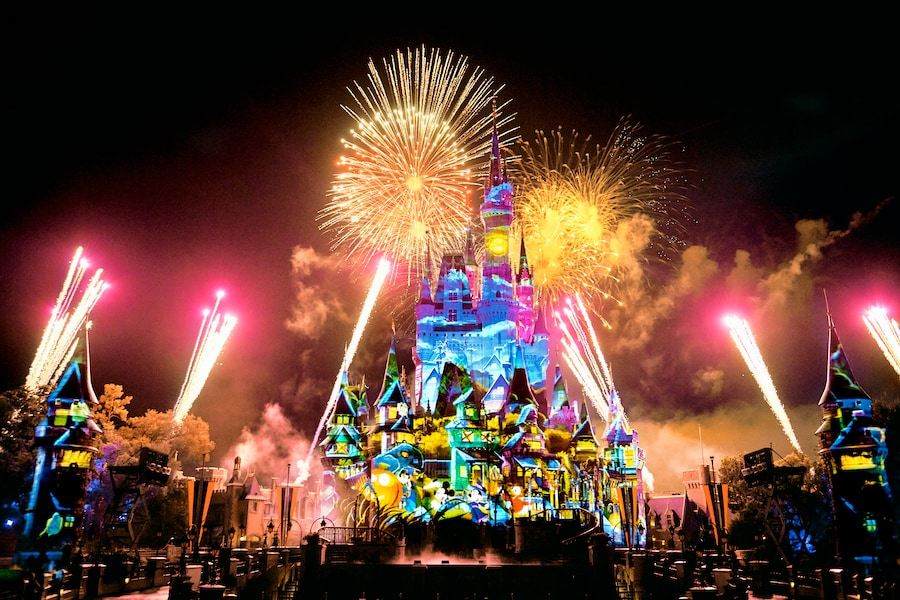 Fogos e projeções de Halloween sobre o Castelo da Cinderela no Magic Kingdom