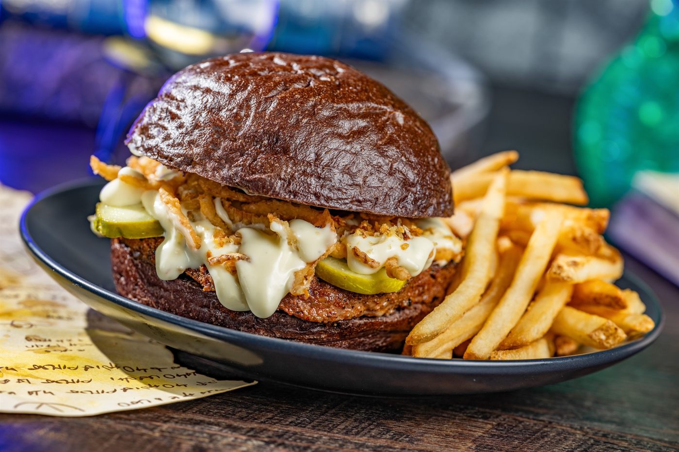 Fang-tastic Garlic Butter Burger: hambúrguer Angus em pão preto com fondue de Boursin e brie