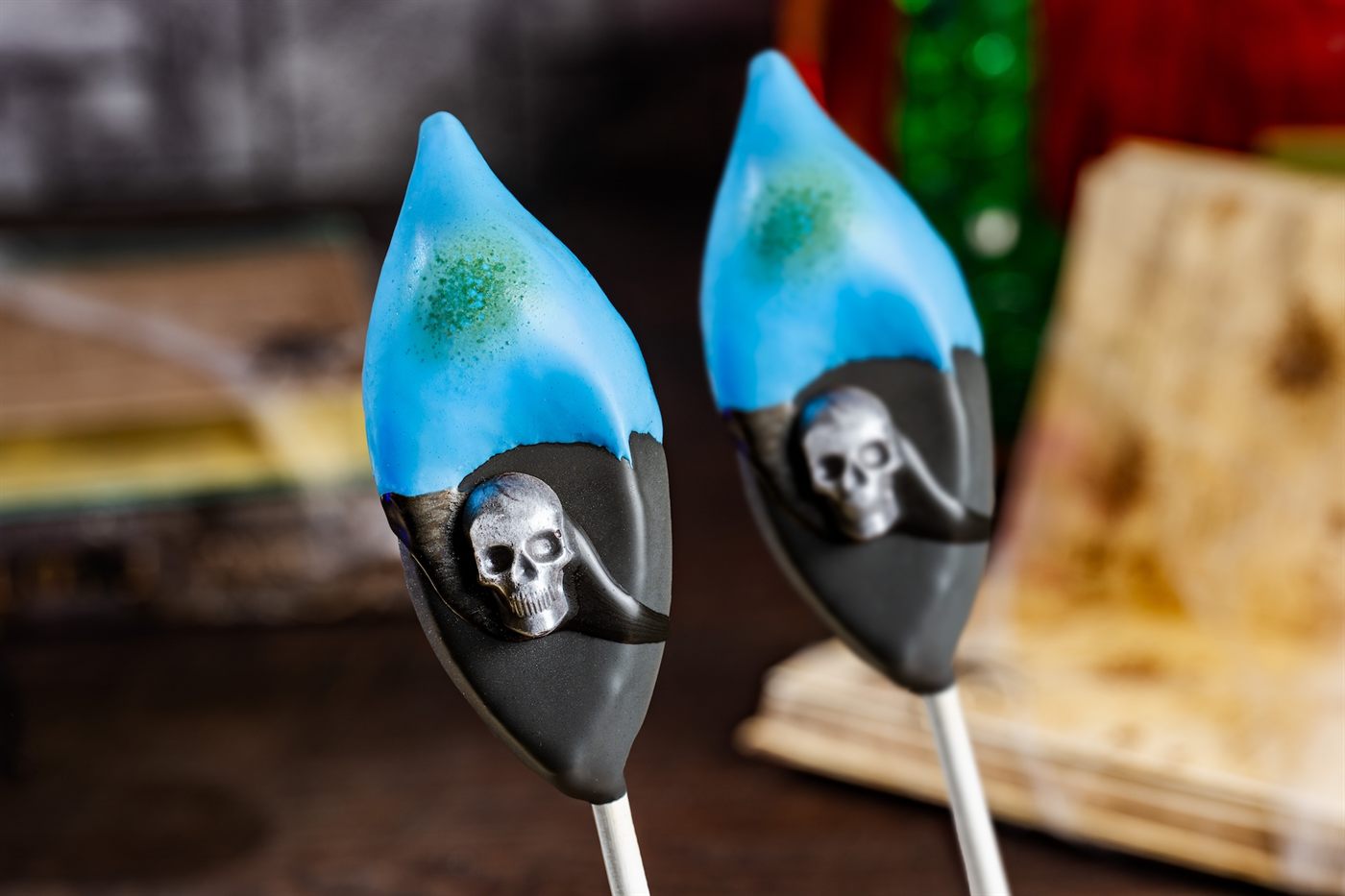 Hades Cake Pop: cake pop de chocolate com chamas de marshmallow azul inspirado no vilão Hades