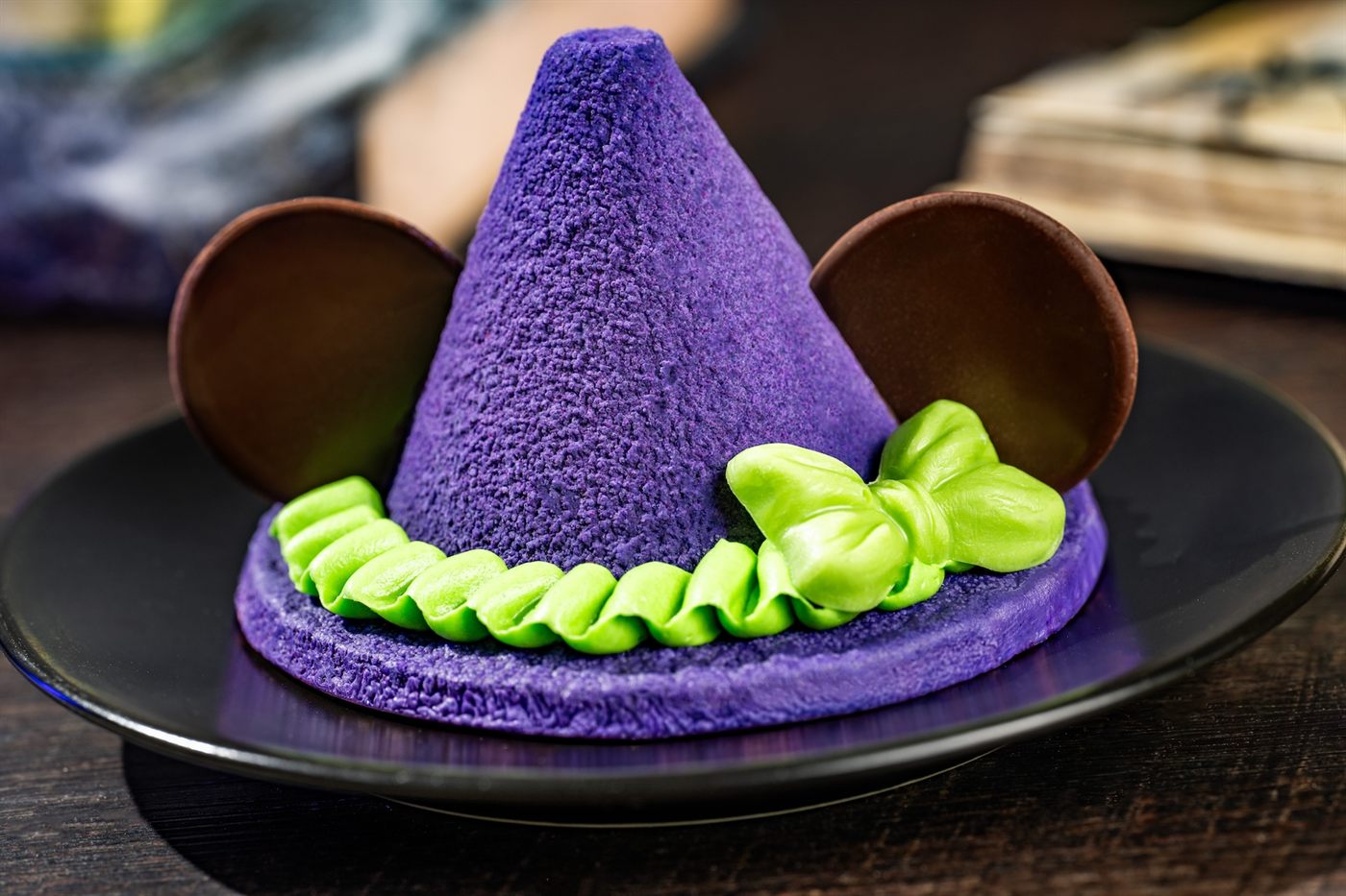 Minnie Witch Hat: sobremesa em formato de chapéu de bruxa da Minnie com mousse de morango e banana