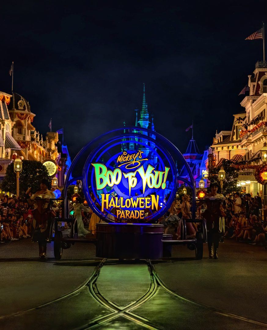 O letreiro iluminado da parada Mickey's Boo-To-You Halloween Parade na Main Street do Magic Kingdom