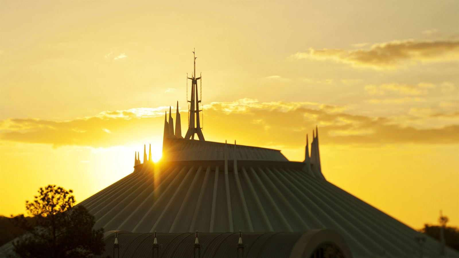 A silhueta da Space Mountain, no Magic Kingdom, ao pôr do sol